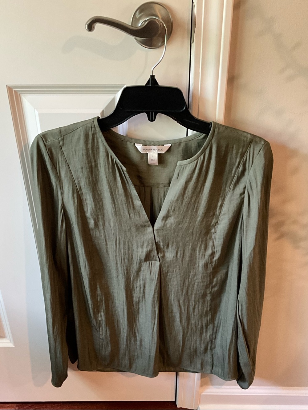 Banana Republic Lightweight Olive Green Women's V-Neck Blouse Size Small